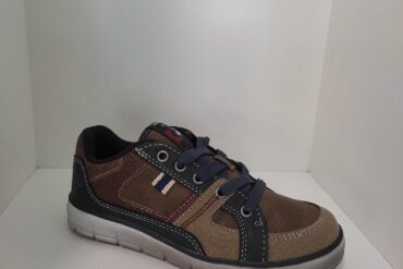 zapato deportivo niño marron