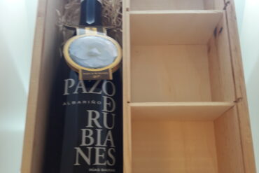 ESTUCHE PAZO DE RUBIANES (Albariño) CON SITIO PARA LATA CONSERVA DE LOS PEPERETES