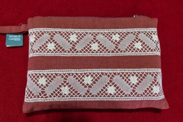 Bolso O Neceser De Tela De Lino Y Puntillas Con Hilo De Algodon 45 Euros