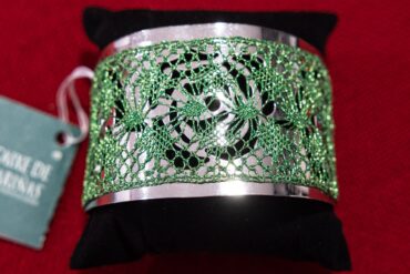 Brazalete De Acero Con Encaje De Camarinas Palillado En Hilo Metalizado
