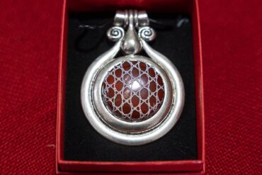 Colgante De Acero Con Aplique De Encaje De Camarinas Precio 45 Euros