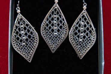 Conjunto De Pendientes Y Colgante En Hilo Metalizado 15 Euros Pendientes Y 15 Euros Colgante