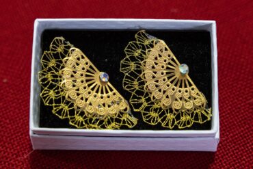 Pendientes De Abanico Con Hilo Metalizado En Color Dorado (varios Colores)