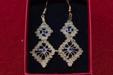 Pendientes De Encaje De Camarinas Dorados Hechos Con Hilo Metalizado 15 Euros