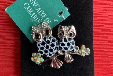 Broche Buhos Con Puntilla De Camariñas Estilo La Filigrana. 20 Euros