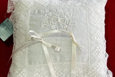 Cojines Para Boda Bordados A Bastidor Con Lazos Para Poner Las Alianzas 2